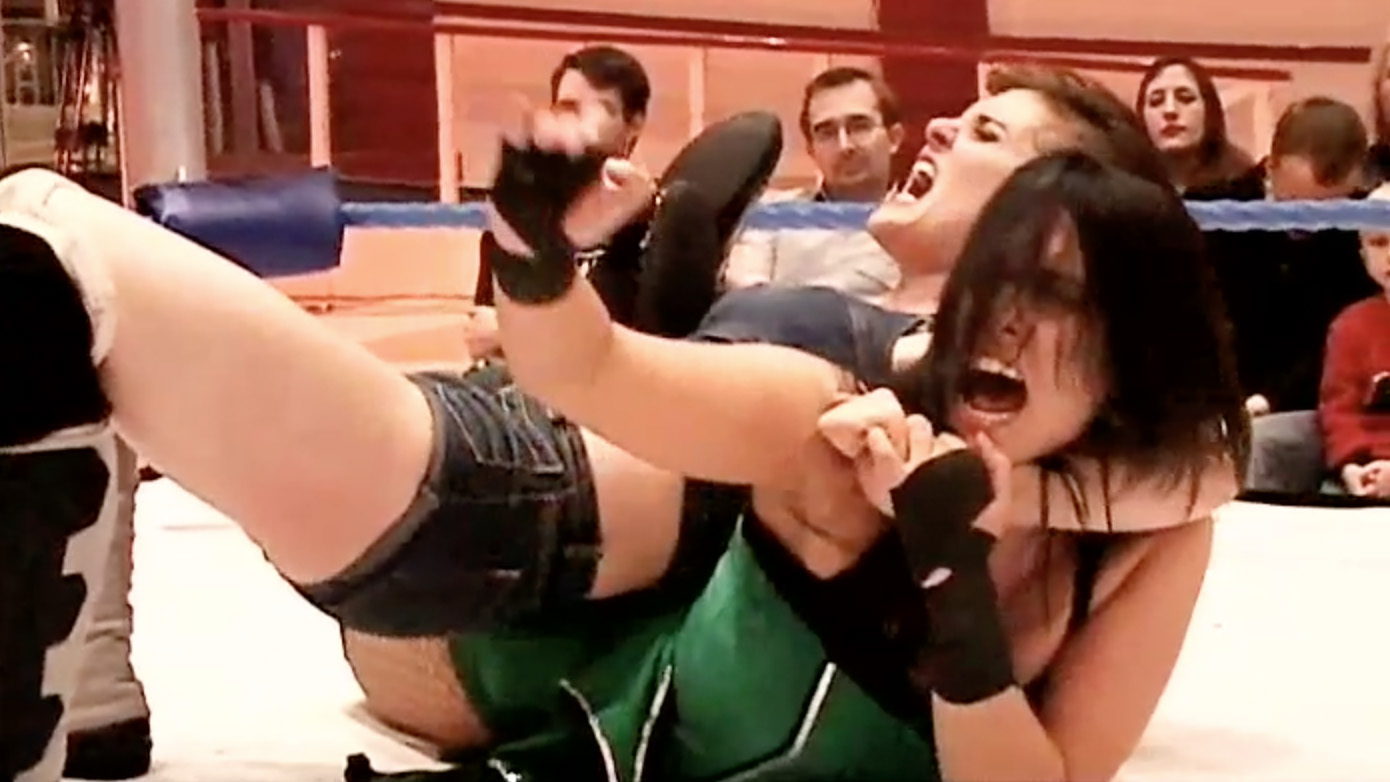 Cheerleader Melissa vs. Saraya Knight