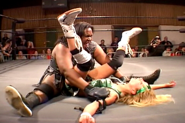 Daizee Haze vs. Amazing Kong