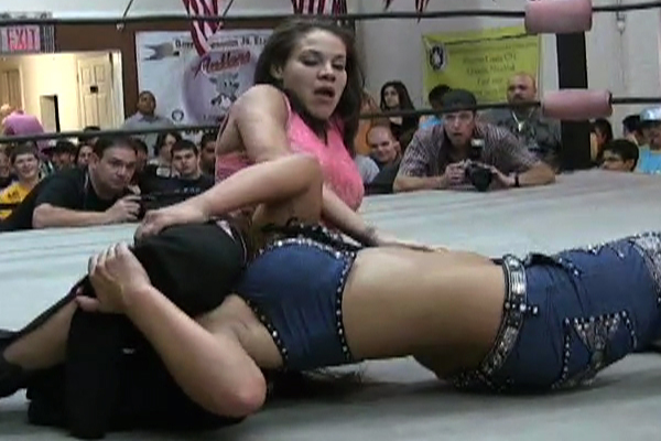 Mickie James vs. Mercedes Martinez